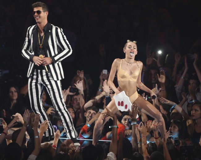 MTV VMA 2013 マイリー・サイラス　Miley Cyrus　Robin Thicke　ロビン・シックル