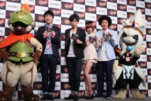 『モンスターハンター4』完成発表会にて。左から麒麟・川島明、次長課長・井上聡、水沢アリー、トータルテンボス・藤田憲右