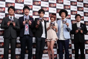 『モンスターハンター4』完成発表会にて。左から麒麟・川島明、次長課長・井上聡、水沢アリー、トータルテンボス・藤田憲右