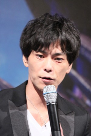 『モンスターハンター4』完成発表会に登場した次長課長・井上聡