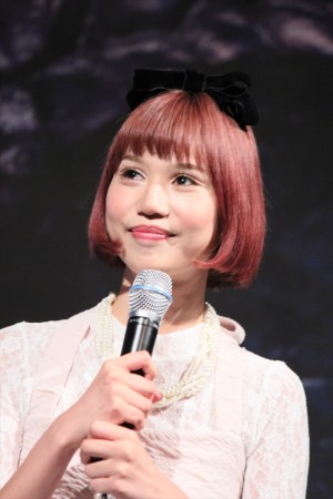 『モンスターハンター4』完成発表会に登場した水沢アリー