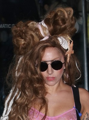 イメージはマーメイド？　ピンクの下着と貝殻の飾りを付けてお出かけのレディー・ガガ