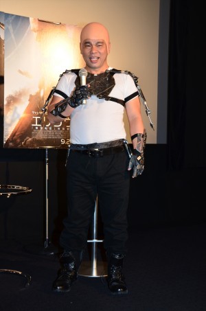 マット・デイモンになりきったジミーちゃん『エリジウム』来日風記者会見