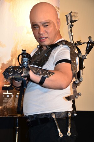 マット・デイモンになりきったジミーちゃん『エリジウム』来日風記者会見