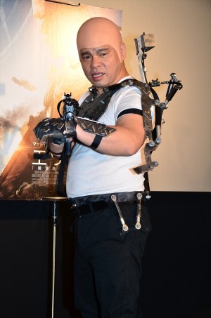 マット・デイモンになりきったジミーちゃん『エリジウム』来日風記者会見