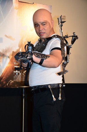 マット・デイモンになりきったジミーちゃん『エリジウム』来日風記者会見