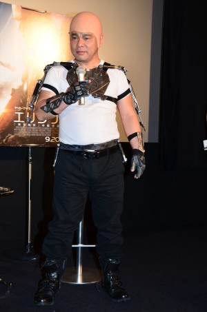 マット・デイモンになりきったジミーちゃん『エリジウム』来日風記者会見