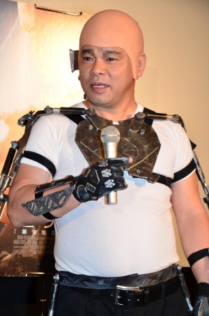 マット・デイモンになりきったジミーちゃん『エリジウム』来日風記者会見