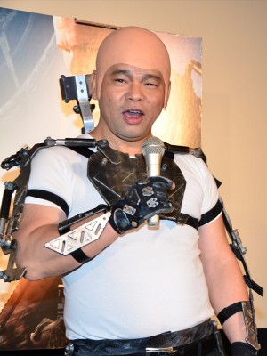 マット・デイモンになりきったジミーちゃん『エリジウム』来日風記者会見