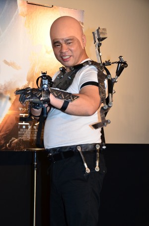 マット・デイモンになりきったジミーちゃん『エリジウム』来日風記者会見