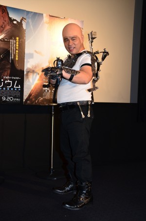 マット・デイモンになりきったジミーちゃん『エリジウム』来日風記者会見