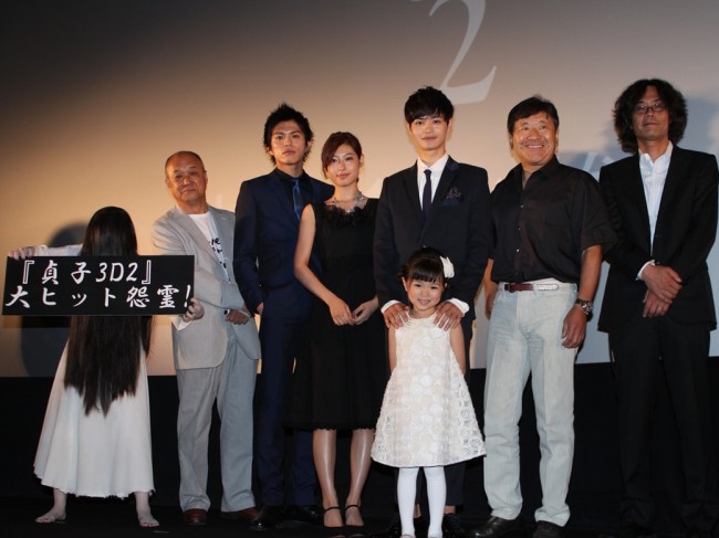 『貞子3D2』初日舞台挨拶に登場した（左から）貞子、田山涼成、山本裕典、瀧本美織、瀬戸康史、平澤宏々路、原作の鈴木光司、英勉監督