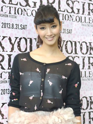 実はO脚であることも明かしてくれた、菜々緒