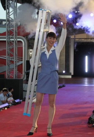 「お台場合衆国」で行われたファッションショーの模様　サプライズで登場した『ショムニ2013』メンバー・江角マキコ