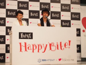 ラジオ番組「重ねドルチェ presents Happy Bite！」の公開収録に参加した鈴木奈々とJOY