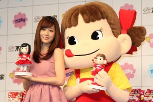 イメージキャラクターに就任した前田敦子＆ペコちゃん、不二家　新商品・TVCM　プレス発表会にて