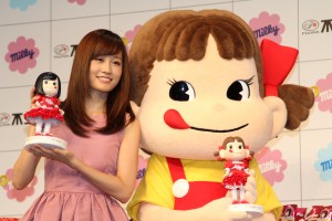 イメージキャラクターに就任した前田敦子＆ペコちゃん、不二家　新商品・TVCM　プレス発表会にて