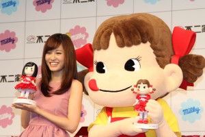 イメージキャラクターに就任した前田敦子＆ペコちゃん、不二家　新商品・TVCM　プレス発表会にて