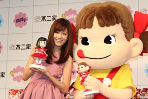 イメージキャラクターに就任した前田敦子＆ペコちゃん、不二家　新商品・TVCM　プレス発表会にて
