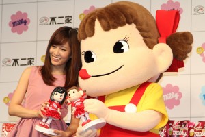 イメージキャラクターに就任した前田敦子＆ペコちゃん、不二家　新商品・TVCM　プレス発表会にて