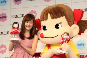 イメージキャラクターに就任した前田敦子＆ペコちゃん、不二家　新商品・TVCM　プレス発表会にて