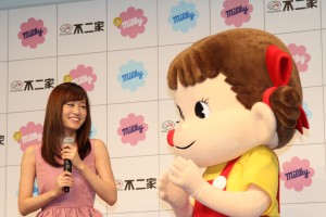 イメージキャラクターに就任した前田敦子＆ペコちゃん、不二家　新商品・TVCM　プレス発表会にて