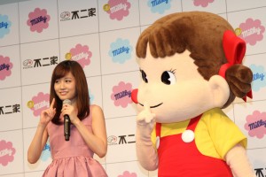 イメージキャラクターに就任した前田敦子＆ペコちゃん、不二家　新商品・TVCM　プレス発表会にて