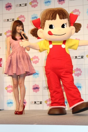 イメージキャラクターに就任した前田敦子＆ペコちゃん、不二家　新商品・TVCM　プレス発表会にて