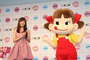 イメージキャラクターに就任した前田敦子＆ペコちゃん、不二家　新商品・TVCM　プレス発表会にて