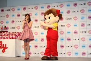 イメージキャラクターに就任した前田敦子＆ペコちゃん、不二家　新商品・TVCM　プレス発表会にて