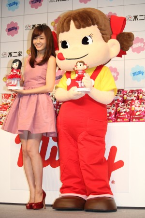 イメージキャラクターに就任した前田敦子＆ペコちゃん、不二家　新商品・TVCM　プレス発表会にて