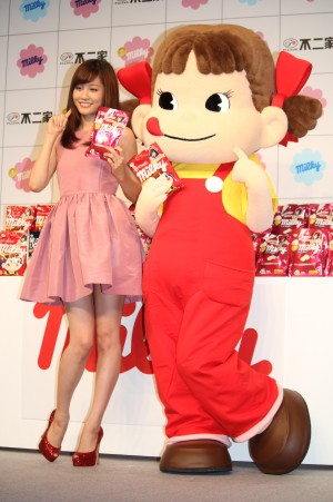 イメージキャラクターに就任した前田敦子＆ペコちゃん、不二家　新商品・TVCM　プレス発表会にて