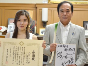 上田清司埼玉県知事から感謝状を贈られた『あまちゃん』GMT47・入間しおりを演じる松岡茉優