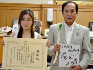 上田清司埼玉県知事から感謝状を贈られた『あまちゃん』GMT47・入間しおりを演じる松岡茉優
