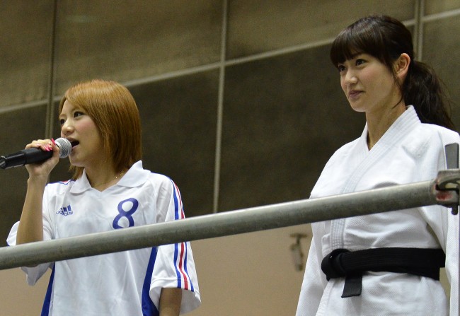 AKB48握手会で東京五輪開催決定を喜んだ高橋みなみ（左）と大島優子（右）