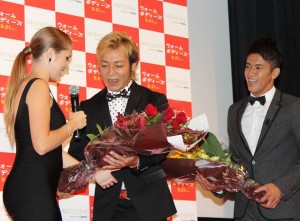 映画『ウォーム・ボディーズ』プレミアム試写会に出席したテリーサ・パーマーにつるの剛士、武井壮が花束贈呈