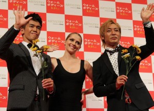 映画『ウォーム・ボディーズ』プレミアム試写会に出席したテリーサ・パーマー（中央）と武井壮（左）、つるの剛士（右）