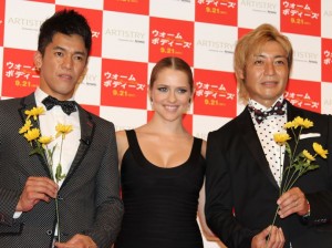 映画『ウォーム・ボディーズ』プレミアム試写会に出席したテリーサ・パーマー（中央）と武井壮（左）、つるの剛士（右）