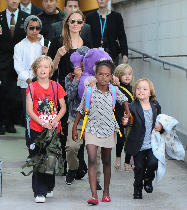 アンジェリーナ・ジョリー Angelina Jolie、Angelina Jolie and her brood arrive at Sydney Airport on 6th September 2013 in Sydney Australia Photo Paul McConnell Snappermedia 2013