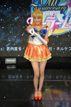 セーラーヴィーナスの決めポーズを取る坂田しおり