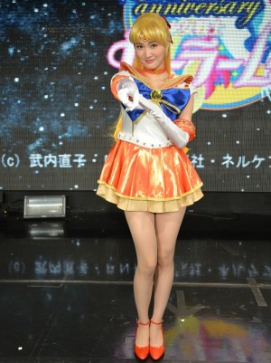 セーラーヴィーナスの決めポーズを取る坂田しおり