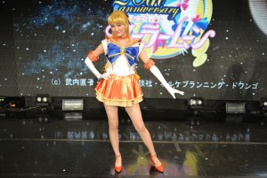 セーラーヴィーナスの決めポーズを取る坂田しおり