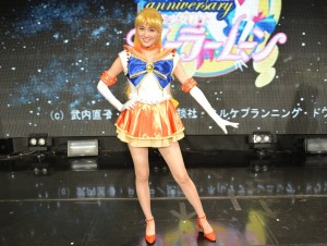 セーラーヴィーナスの決めポーズを取る坂田しおり