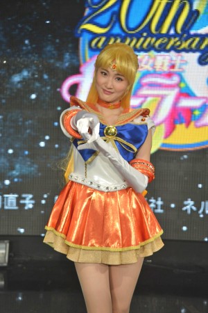 セーラーヴィーナスの決めポーズを取る坂田しおり