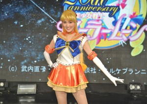 セーラーヴィーナスの決めポーズを取る坂田しおり