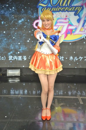 セーラーヴィーナスの決めポーズを取る坂田しおり