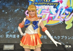 セーラーヴィーナスの決めポーズを取る坂田しおり