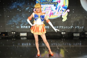 セーラーヴィーナスの決めポーズを取る坂田しおり