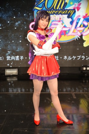 セーラーマーズのポーズを取る七木奏音