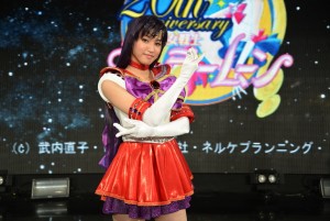 セーラーマーズのポーズを取る七木奏音